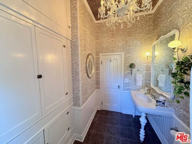 Building Photo - 370 Main St