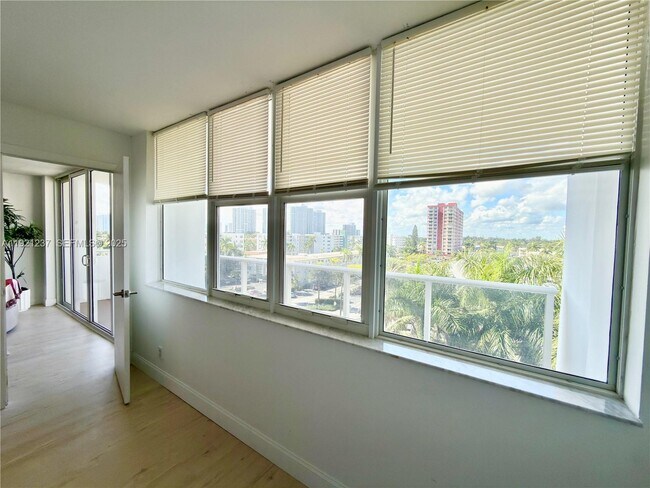 Building Photo - 3140 S Ocean Dr