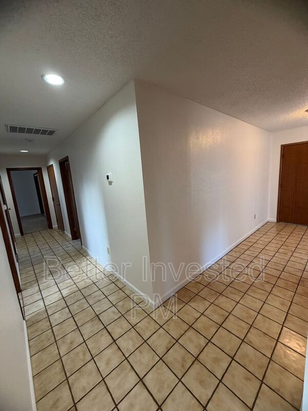 Building Photo - 1215 Marwen Dr