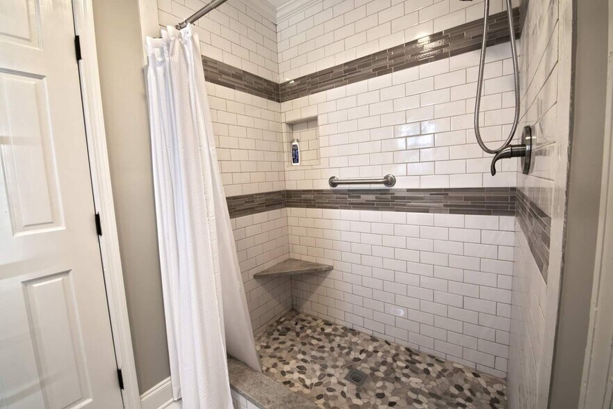 Building Photo - 124 Bluffview Ln