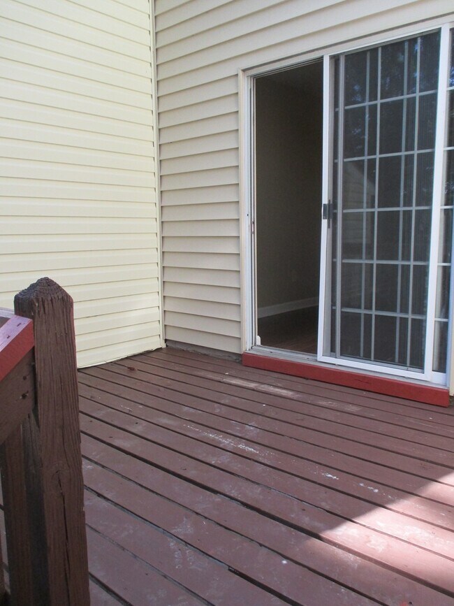 Building Photo - Stunning 2 Bed, 2 1/2 Bath Townhouse Available July 2026