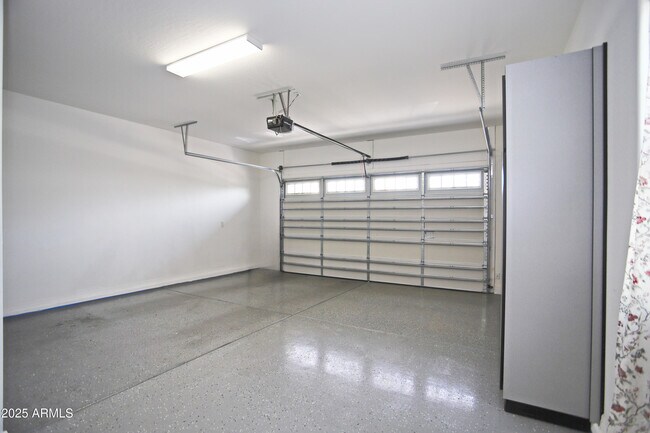 Building Photo - 947 E Ladbroke Way