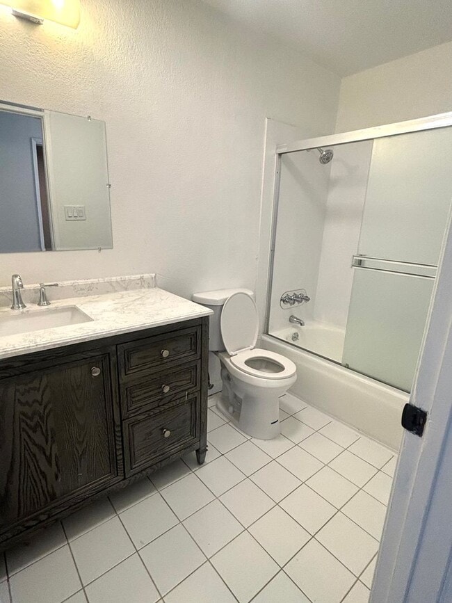 Building Photo - Redwood City Apartments Unit 5