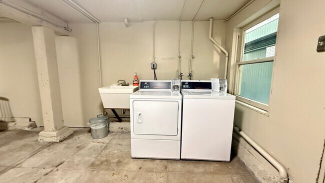 Building Photo - Charming Updated Top Floor 2BR/1BA Marina Apartment w/ Golden Gate Bridge Views! AMSI