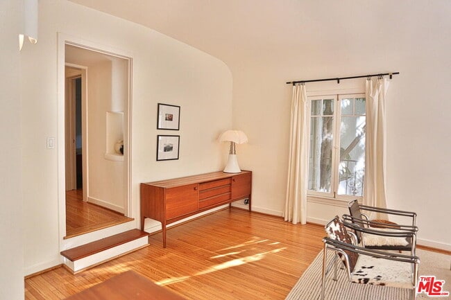 Building Photo - 2256 Silver Ridge Ave