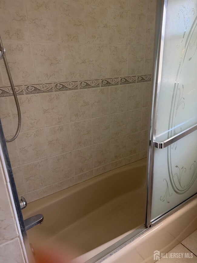 Building Photo - 13 Oakwood Dr