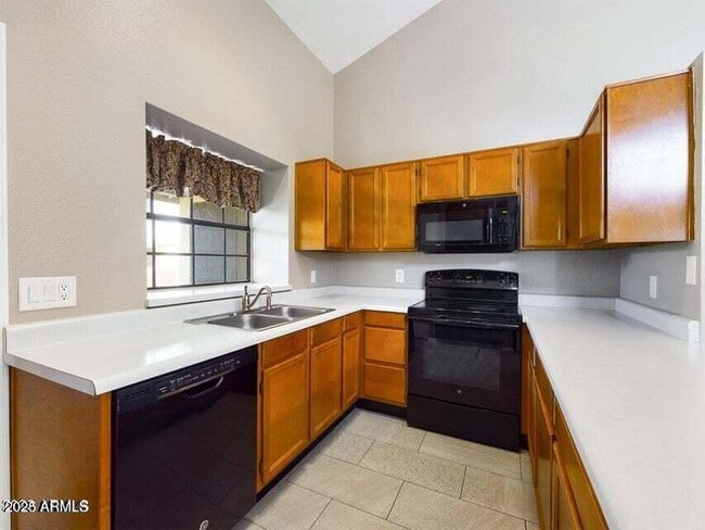 Building Photo - 921 W University Dr