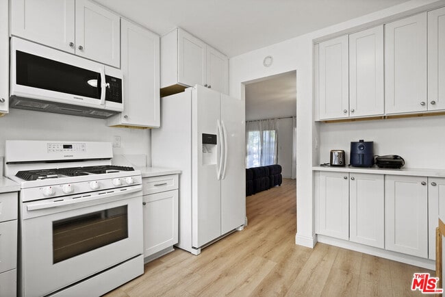 Building Photo - 5245 Coldwater Canyon Ave