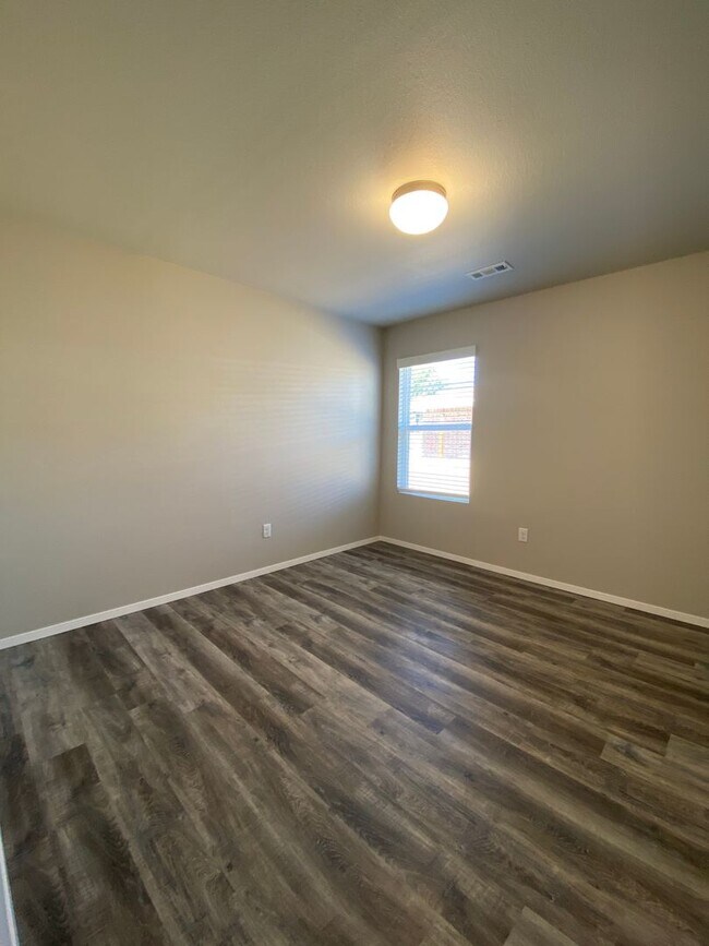 Building Photo - Comfort & Convenience – 3 Bed, 2 Bath Duplex in Lawlis Ranch