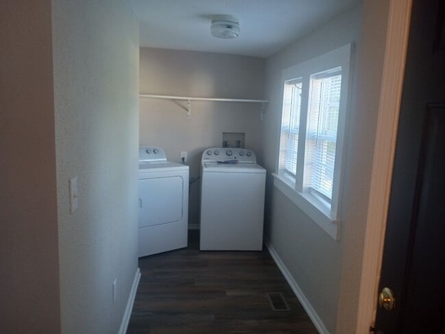 Building Photo - 3 bedroom, 2 bath with office in Frederick...