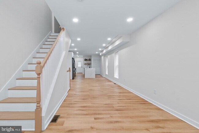 Building Photo - 530 E 38th St