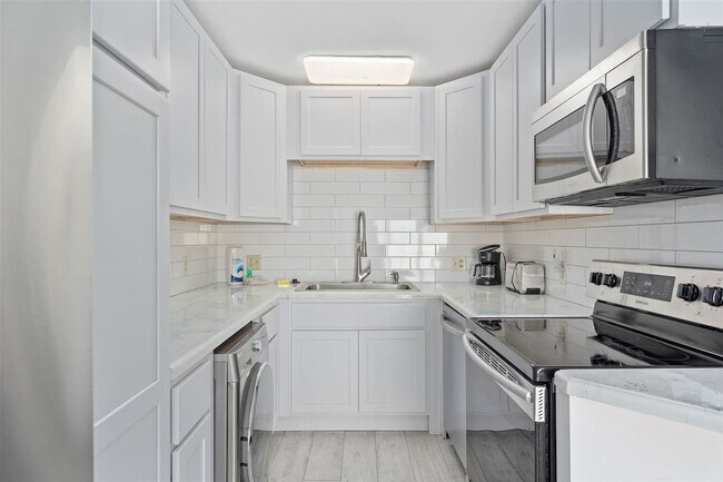 Building Photo - 8743 Thomas Dr