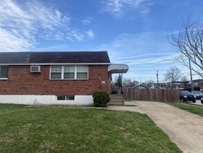 Building Photo - 633 Turf Ln