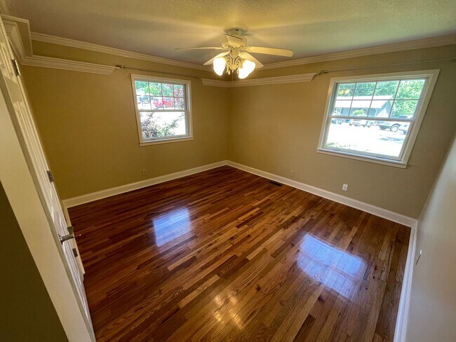Building Photo - Elegant 4bd/3ba Home with Fenced-in Backyard