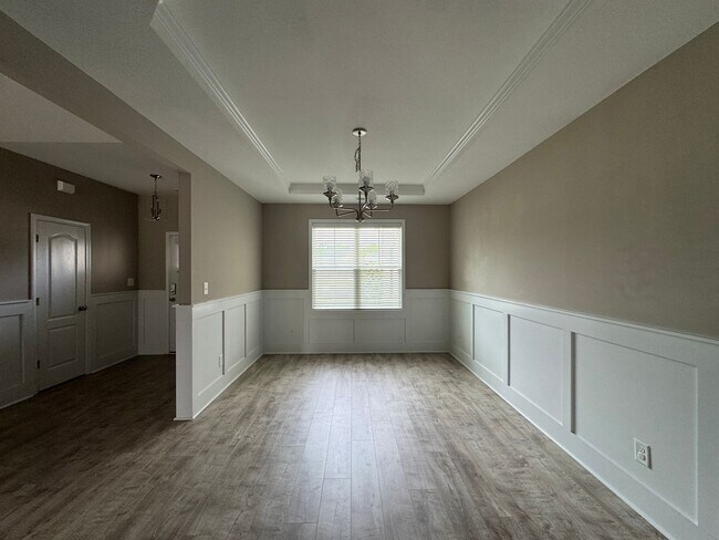 Building Photo - Spacious 4 Bed 3 Bath Home with Fenced Yard