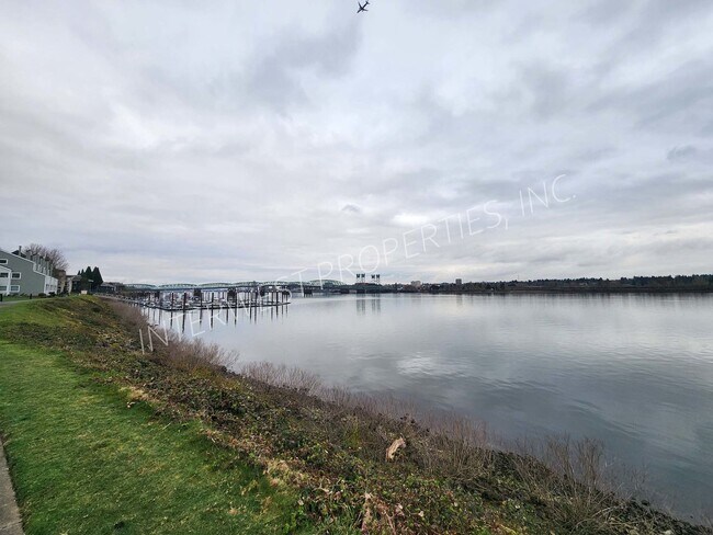 Building Photo - 2 BD Condo with River View, washer/dryer, microwave and W/S/G&L included.