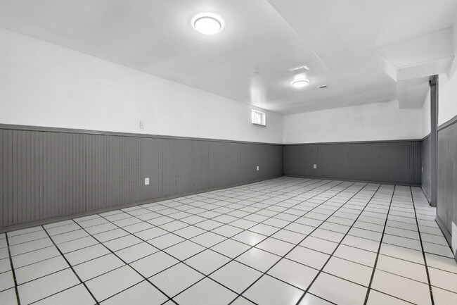 Building Photo - Charming 3-Bedroom with 2 Baths and Extra Room in Basement!
