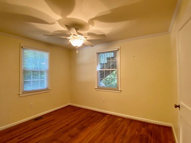 Building Photo - Adorable 2BR 1BA in Five Points - Applicat...