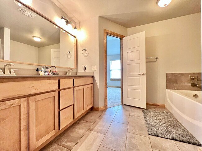 Building Photo - ?4 Bedroom Home plus Study Room! Yukon Sch...