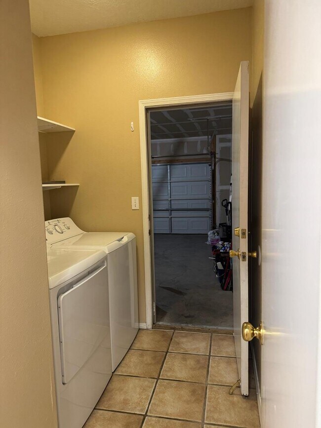 Building Photo - 256 Glenridge Park Ln NE