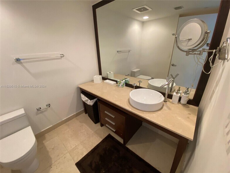 Building Photo - 465 Brickell Ave