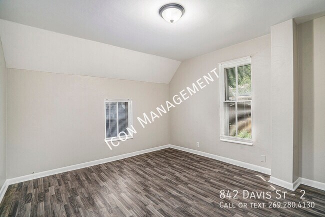 Building Photo - 842 Davis St
