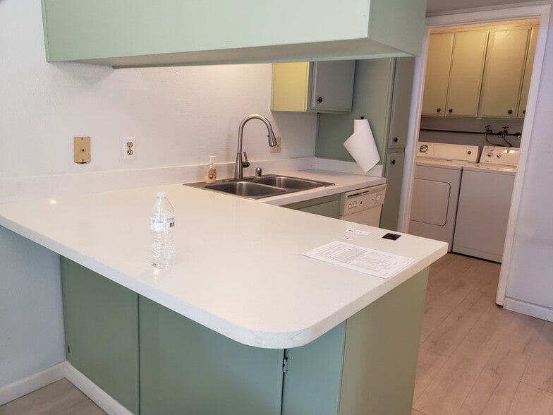 Building Photo - 3141 Pinehurst Dr