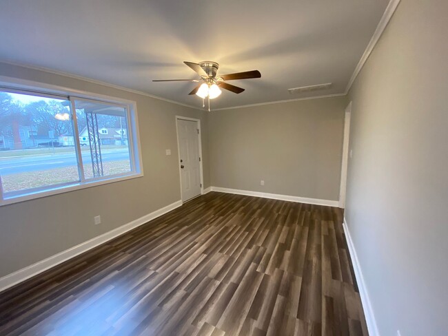 Building Photo - Move-in Ready!