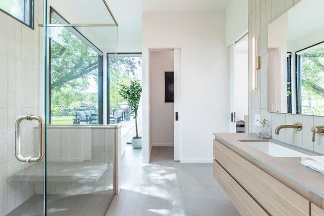 Building Photo - Modern Luxury Rental with Unobstructed Flatiron Views