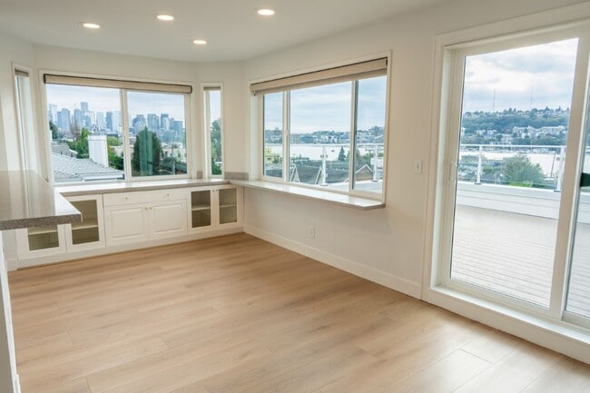 Building Photo - 2Bd/1Ba Seattle Condo