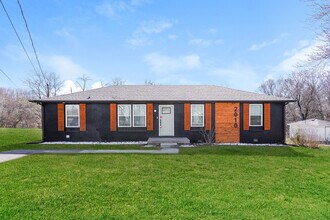 Building Photo - Charming 3-Bedroom Clarksville Home with Garage