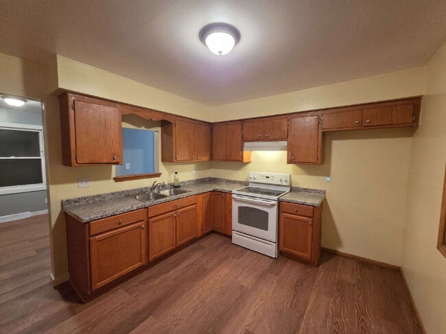 Building Photo - Cosmetically refreshed 3 Bedroom Lower Centrally located near State Fair!