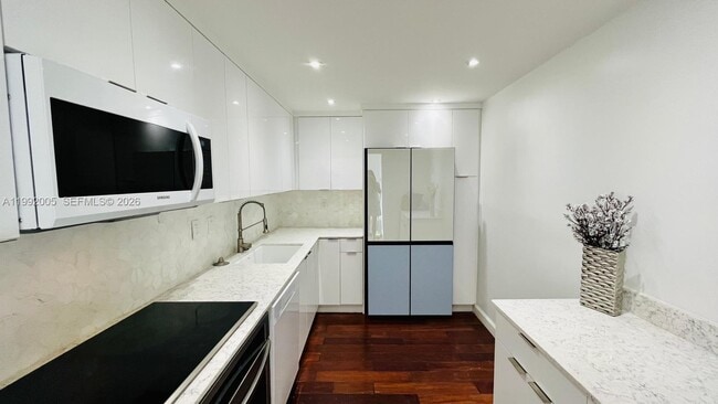 Building Photo - 3731 N Country Club Dr