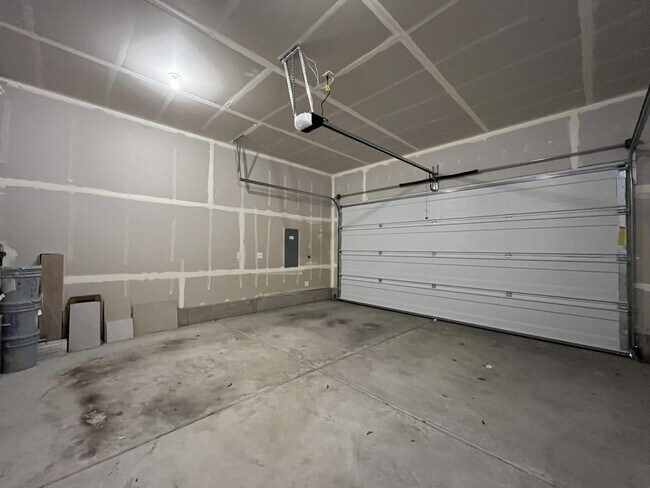 Building Photo - Stunning 2024 Built 5BR Home with Main-Level Suite, EV Charger & Covered Patio Near River Terrace