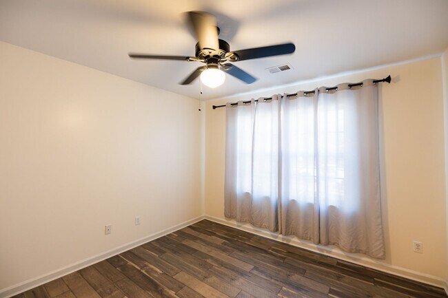 Building Photo - Beautifully updated 2-bedroom 2-bathroom t...