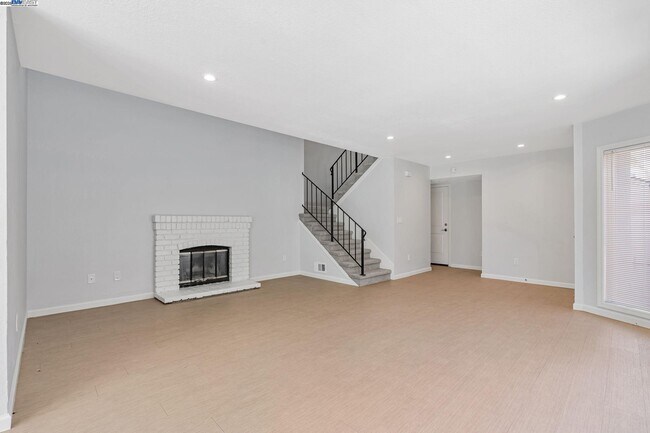 Building Photo - 390 Grovewood Loop N