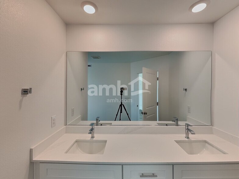 Building Photo - 7794 Hickory King Ave