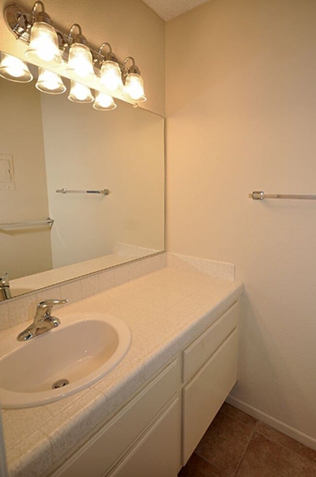Building Photo - Lovely single level end unit in Tanglewood...