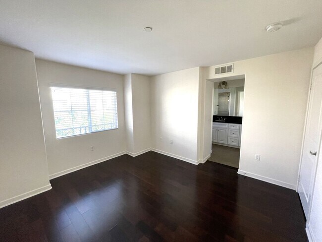 Building Photo - Luxurious Townhome in Gated Private Community
