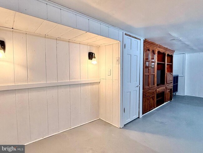 Building Photo - 7041 Harvey Ave