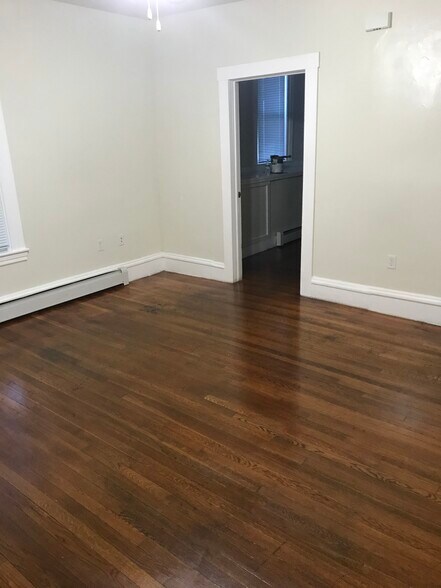 Living room is good for a table for two, couch for two and desk on the same room - 33 White St