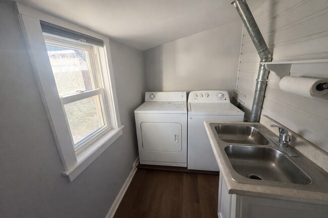 Building Photo - 146 6th St