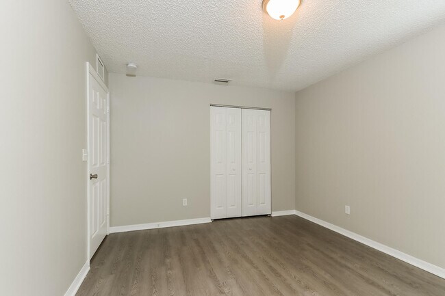 Building Photo - 1302 SW Amboy Ave