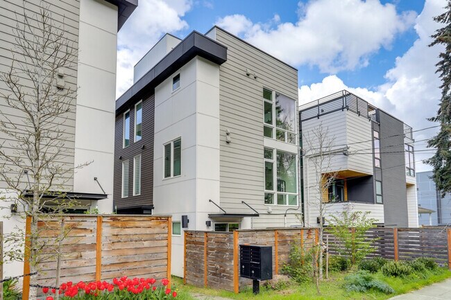 Building Photo - 128A W Florentia St