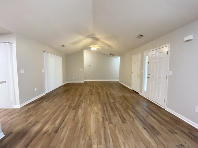 Building Photo - Home in Woodbridge With a Screened Porch and Private Backyard!