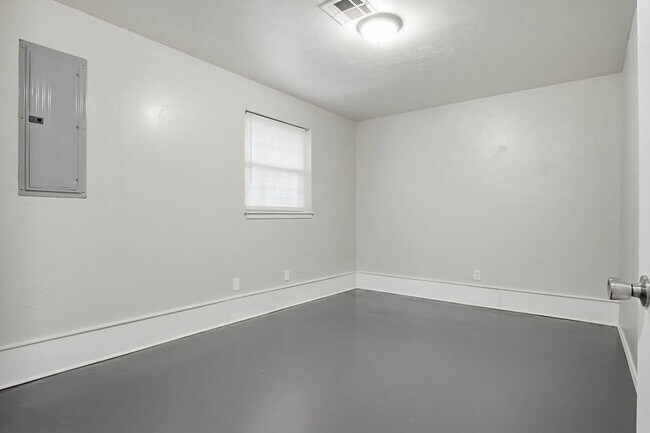 Building Photo - 3717 N Eagle Ln
