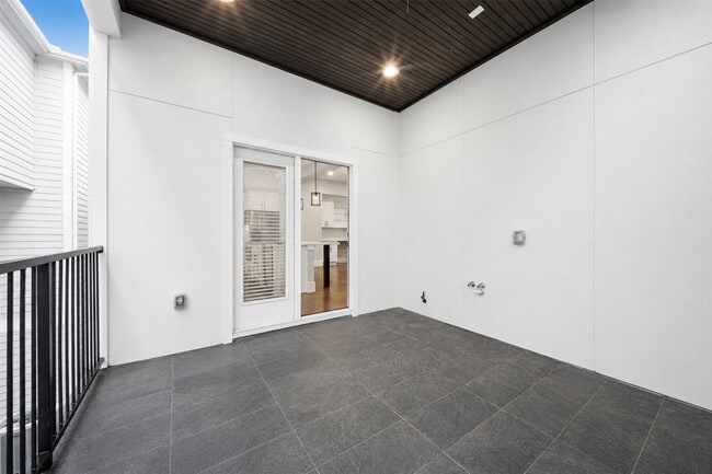 Building Photo - 1421 W 23rd St