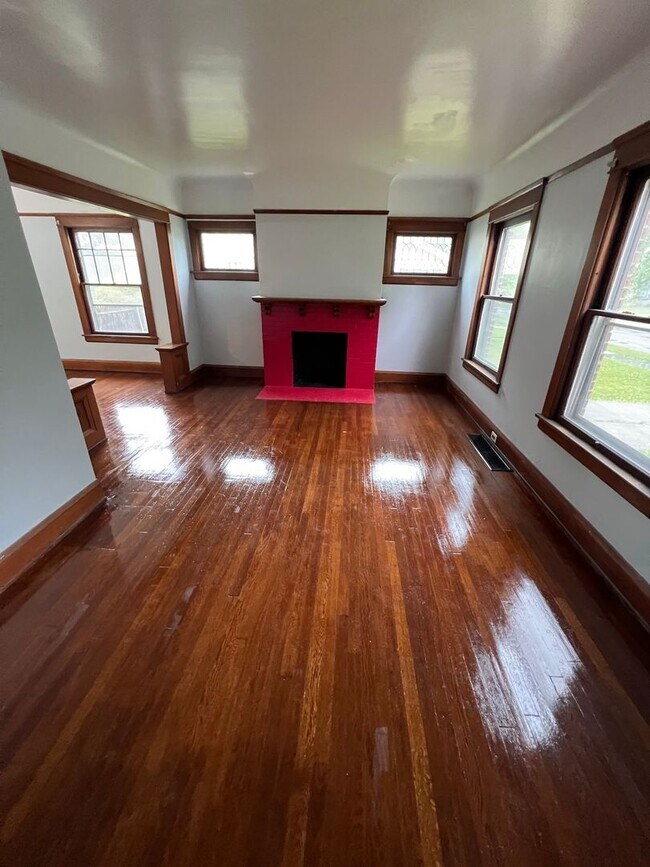 Building Photo - Fully Renovated 4 Bed Home in Cleveland He...