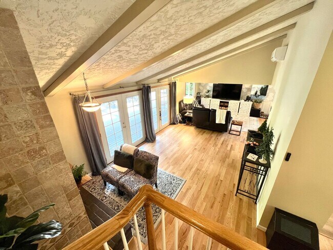 Building Photo - Available Oct. 3rd- Gorgeous Home w/Lots o...