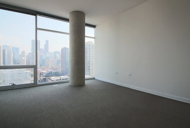 Building Photo - 797 N La Salle Dr